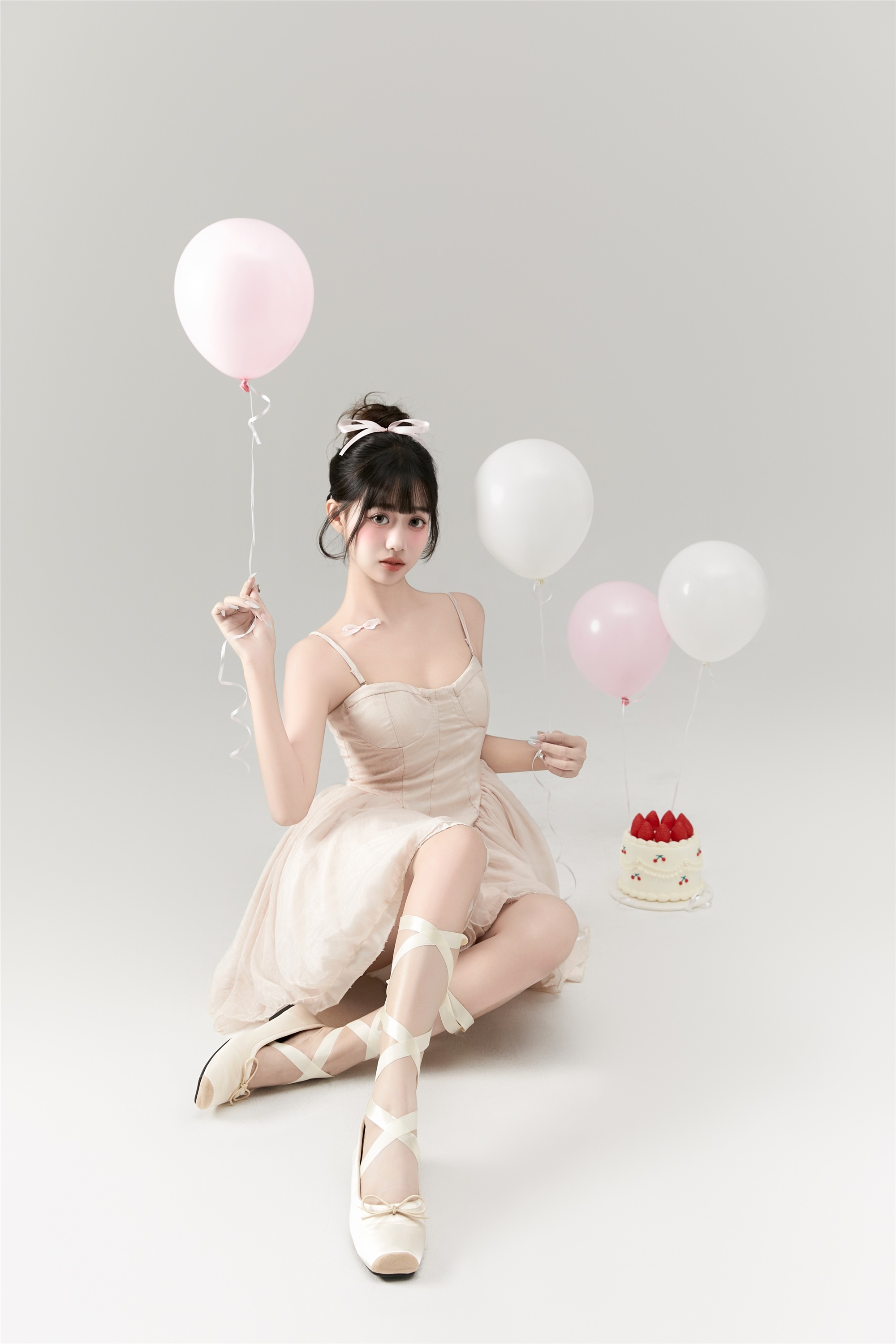 YITUYU艺图语 2025.01.01 芭蕾少女生日写真 菠萝包